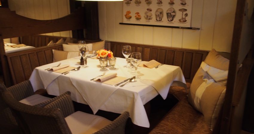 Gedeckter Tisch im Restaurant am Kaponier