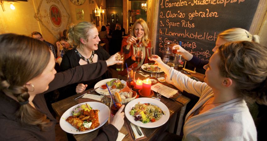 Fünf Frauen stoßen in der Tapas Bar an 